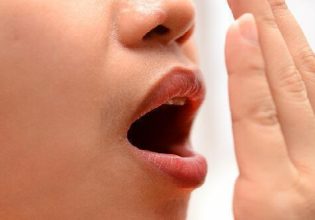 SOS: Τι μπορεί να κρύβει η κακοσμία στόματος – Από τι κινδυνεύουμε