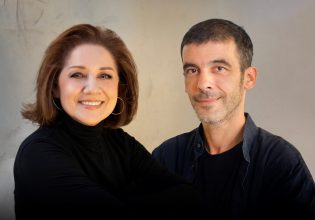 Η Μαργαρίτα Ζορμπαλά και ο Απόστολος Ρίζος τραγουδούν Μάνο Λοΐζο στο θέατρο Ακροπόλ