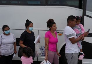 Νέα Υόρκη: Οι ροές μεταναστών έθεσαν την πόλη σε κατάσταση εκτάκτου ανάγκης