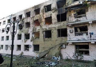Ουκρανία: Ρωσική πυραυλική επίθεση σε νοσοκομείο κοντά στο Χάρκοβο – Καταγγελία για νεκρό και τραυματία