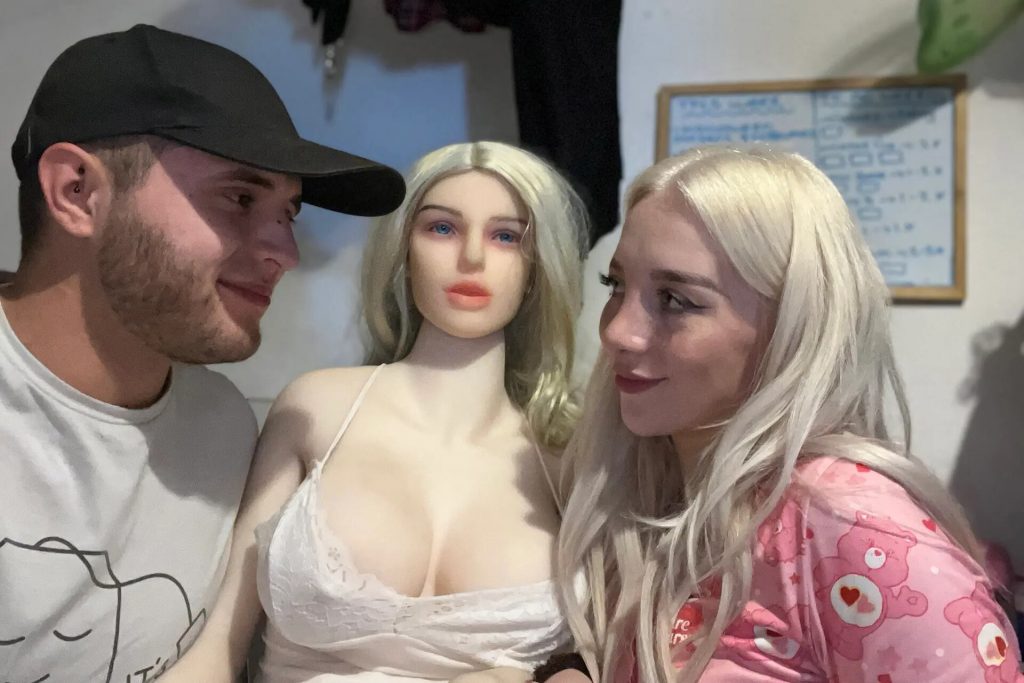 Ξόδεψε 11.000 δολάρια σε πλαστικές για να… μοιάζει στην πλαστική κούκλα σεξ του συντρόφου της