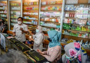 Ινδονησία: Οι αρχές ανακαλούν τις άδειες παρασκευής σιροπιών μετά από 150 θανάτους παιδιών