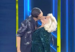 Μπέσσυ Αργυράκη: Παθιασμένο φιλί με τον Τόλη Παπαδημητρίου ξάφνιασε το πλατό του J2US