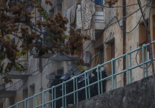 Προσφυγικά: Άγρια επίθεση της αστυνομίας σε αλληλέγγυους στην Ευελπίδων – Στα επείγοντα διαδηλωτής
