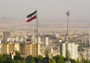 Ιράν: Σε «αναμμένα κάρβουνα» ΗΠΑ και Σαουδική Αραβία – Ενδεχόμενες επιθέσεις από την Τεχεράνη