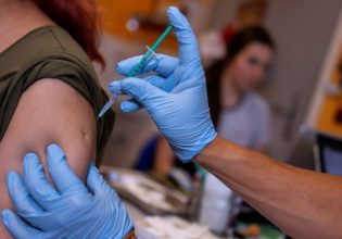 Κοροναϊός: Η ΕΕ ενέκρινε το έβδομο εμβόλιο κατά της Covid-19, το οποίο αναπτύχθηκε από τις Sanofi και GSK