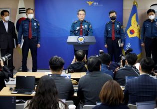 Σεούλ: Ο αρχηγός της αστυνομίας παραδέχθηκε «ανεπάρκεια μέτρων» στην τοποθεσία του ποδοπατήματος – 156 οι νεκροί