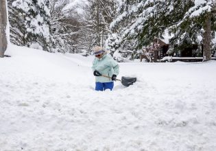 Νέα Υόρκη: Η χιονοθύελλα έχει παραλύσει την πόλη – Ακυρώνονται πτήσεις – Τρεις νεκροί