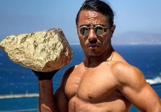 Ο Salt Bae απαντά στις κριτικές με… μια «χρυσή» μπριζόλα – Μετά τον σάλο για τον λογαριασμό των 161.000 ευρώ