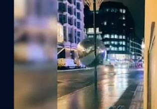 Λονδίνο: Τεράστιες χριστουγεννιάτικες μπάλες προκάλεσαν χάος στους δρόμους