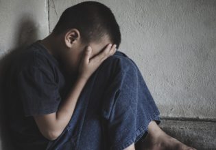 Πετράλωνα: «Τα παιδιά είναι μιλημένα, είναι καθαρή εκδίκηση» – Προκαλεί ο αδερφός του πατέρα που κατηγορείται για βιασμούς