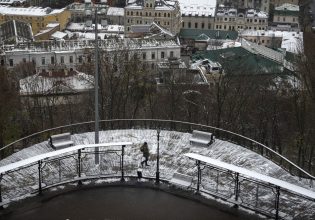 Πόλεμος στην Ουκρανία: Τα πρώτα χιόνια έπεσαν – Χωρίς ρεύμα το Κίεβο και 17 επαρχίες