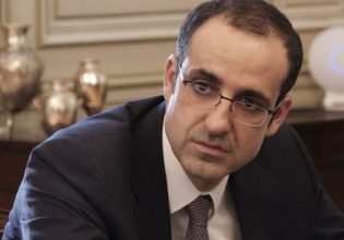 Υποκλοπές: Προσήλθε ο Γρηγόρης Δημητριάδης στην Επιτροπή Θεσμών – Δεν εμφανίστηκαν Μπίτζιος, Λαβράνος και Ντίλιαν