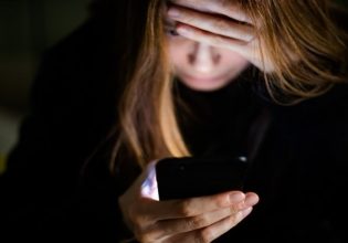 Sextortion: Τι να κάνετε αν το παιδί σας πέσει θύμα σεξουαλικού εκβιασμoύ στο διαδίκτυο