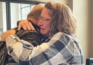 Μαμά δακρύζει καθώς αγκαλιάζει τον άνθρωπο που σώθηκε με την καρδιά της αδικοχαμένης κόρης της