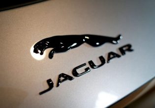 Jaguar Land Rover: Στρέφεται στους απολυμένους τεχνικούς της Amazon και της Twitter