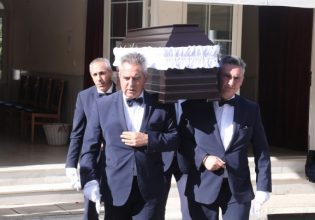 «Ξέχασαν» τη Μίνα Αδαμάκη – Ελάχιστοι ηθοποιοί στην κηδεία της [Εικόνες]