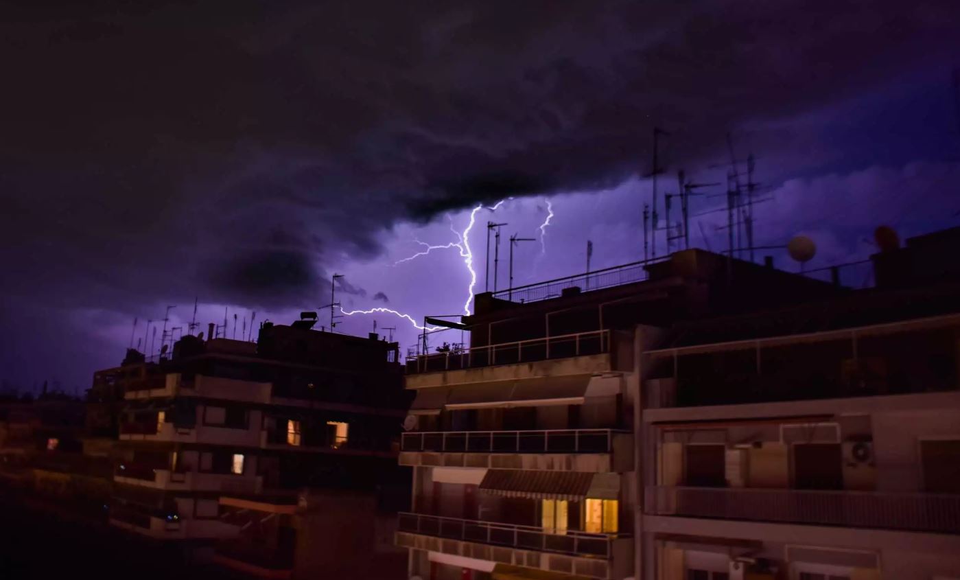 Κακοκαιρία Αριελ: Πού θα χτυπήσουν σφοδρές καταιγίδες τις επόμενες ώρες - Στο «κόκκινο» και η Αττική