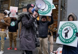 Starbucks: «Η Εξέγερση της Κόκκινης Κούπας» – Εργαζόμενοι διαδηλώνουν για τα δικαιώματά τους