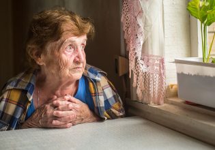 «Σκοτώνουν» τους ανθρώπους όταν γεράσουν; – Συγκινητικές ιστορίες ηλικιωμένων που ζουν μόνοι