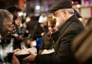 Αρχιεπίσκοπος Ελπιδοφόρος: Μοίρασε γεύματα και ρούχα σε άστεγους της Νέας Υόρκης
