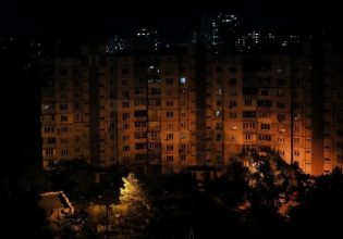 Ουκρανία: Εννέα νεκροί και οκτώ τραυματίες σε δεκάδες πυρκαγιές από αναμμένα κεριά και εκρήξεις γεννητριών σε σπίτια