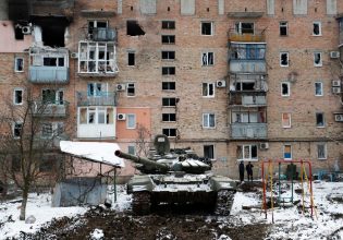 Ουκρανία: Σφοδρές μάχες σε πόλεις του Ντονμπάς – Συνεχίζονται τα ρωσικά πλήγματα σε υποδομές