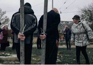 Ουκρανία: Αντιδράσεις και επευφημίες για τη φωτογραφία με τους «δοσίλογους» δεμένους σε πασσάλους