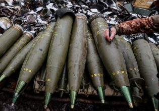 Πόλεμος στην Ουκρανία – Οι ελλείψεις σε πυρομαχικά υπόσχονται κέρδη για τη βιομηχανία όπλων
