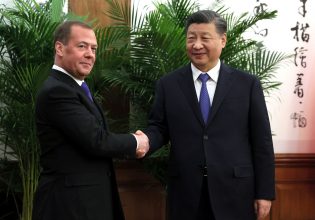 Μεντβέντεφ: Αιφνιδιαστική επίσκεψη στην Κίνα – Μετέφερε «προσωπικό μήνυμα» του Πούτιν στον Σι