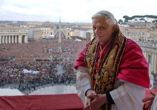 Βενέδικτος: Φόρο τιμής στον εκλιπόντα πρώην Πάπα απέτισαν Αντόνιο Γκουτέρες και βασιλιάς Κάρολος