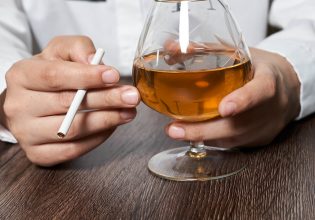Κάπνισμα και αλκοόλ: Μεγάλη μελέτη αναγνωρίζει γενετικούς παράγοντες κινδύνου