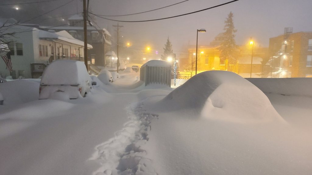 Κακοκαιρία ιστορικών διαστάσεων στις ΗΠΑ: Πόλεις θαμμένες κάτω από το χιόνι – Στέλνουν διασώστες να σώσουν… διασώστες