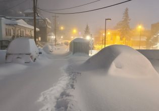Κακοκαιρία ιστορικών διαστάσεων στις ΗΠΑ: Πόλεις θαμμένες κάτω από το χιόνι – Στέλνουν διασώστες να σώσουν… διασώστες