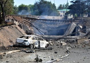 Γιοχάνεσμπουργκ: Βυτιοφόρο σφήνωσε σε γέφυρα και εξερράγη – 9 νεκροί και 40 τραυματίες