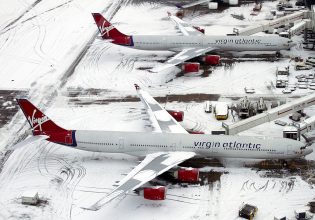 Χιόνια στο Λονδίνο: Χάος στα αεροδρόμια με ακυρώσεις πτήσεων