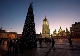Πόλεμος στην Ουκρανία: Άναψαν τα φώτα του χριστουγεννιάτικου δέντρου στο Κίεβο – «Η Ρωσία δεν θα κλέψει τα Χριστούγεννα»