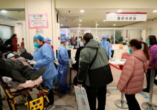 Κίνα: Εξαπλώνεται ραγδαία ο κοροναϊός – Υπό πίεση νοσοκομεία και γραφεία τελετών