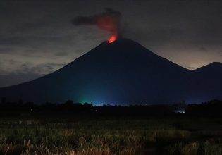 Ινδονησία: «Ξύπνησε» το ηφαίστειο Σεμερού – Συγκλονιστικά βίντεο