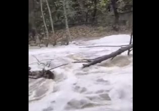 Κακοκαιρία Αριελ: «Φούσκωσε» το ποτάμι στο Σκεπασμένο Βελβεντού της Κοζάνης