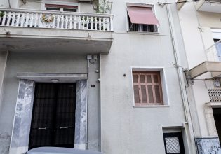 Γυναικοκτονία στον Πειραιά: «Πριν μια εβδομάδα είχαμε ακούσει τσακωμούς» – Τι αποκάλυψε γειτόνισσα του ζευγαριού