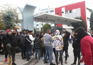 Θεσσαλονίκη: Επισκέφτηκε τους γονείς του 16χρονου ο γγ Κοινωνικής Αλληλεγγύης – Οργή συγκεντρωμένων στο Ιπποκράτειο