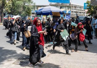 Αφγανιστάν: Γυναίκες διαδηλώνουν ενάντια στην απαγόρευση φοίτησης στα Πανεπιστήμια – Άνδρες φοιτητές αρνούνται να εξεταστούν