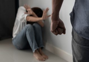 Νέα Σμύρνη: Συμμορία ανηλίκων τσάκισε στο ξύλο νεαρό