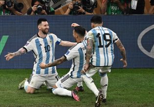 Επικό βίντεο: Οι ποδοσφαιριστές της Αργεντινής πηγαίνουν ένας ένας και αγκαλιάζουν τον Μέσι