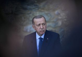 Τουρκία: Ο Ερντογάν φιμώνει τα τουρκικά ΜΜΕ ενόψει των εκλογών