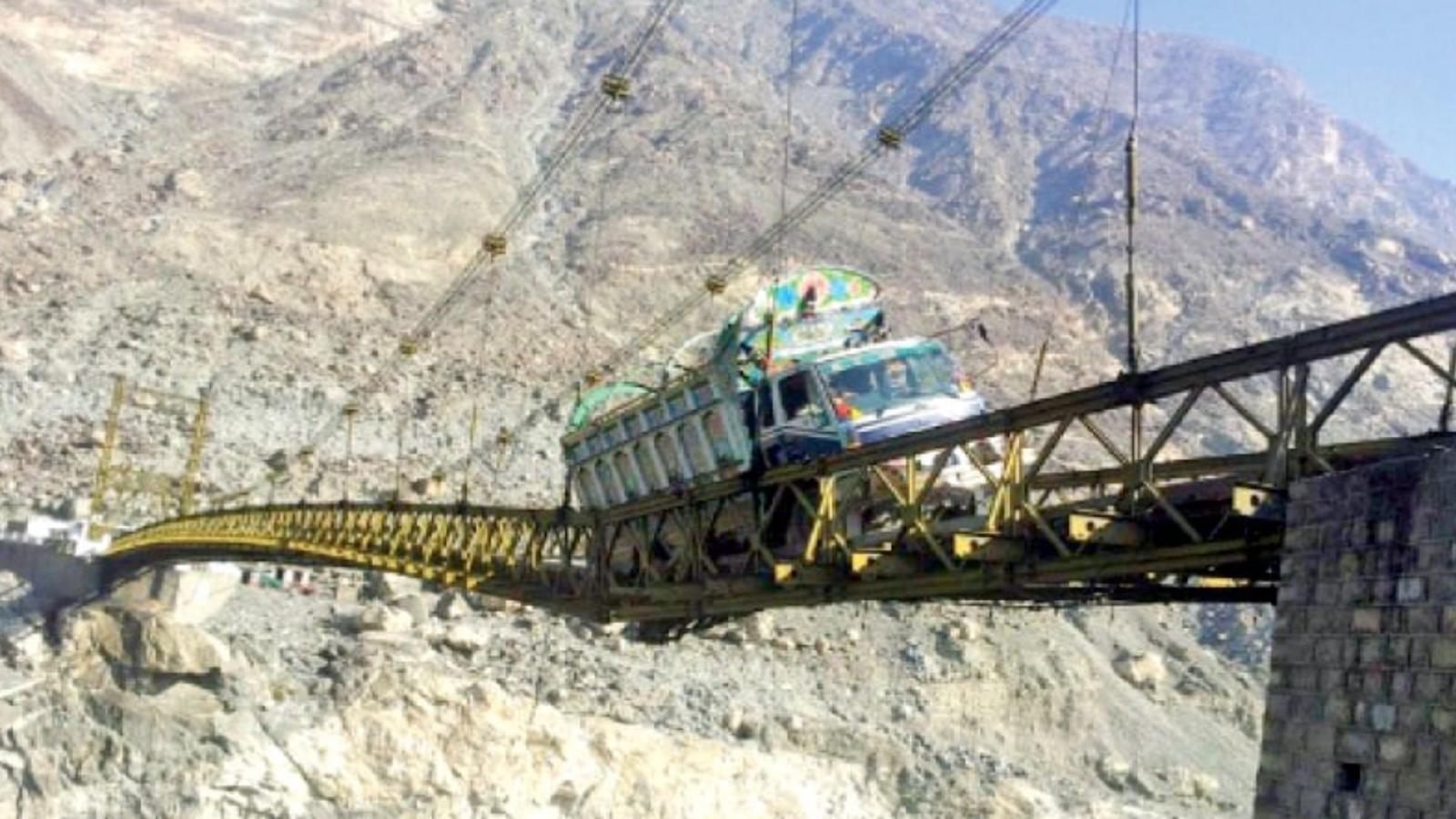 Πακιστάν: Η γέφυρα Alam η πιο επικίνδυνη στον κόσμο – Οι οδηγοί την τρέμουν