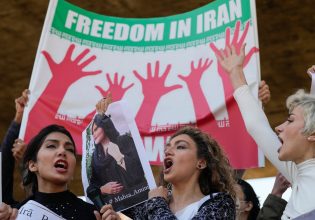 Ιράν: Οι αρχές πυροβολούν τις διαδηλώτριες στο πρόσωπο