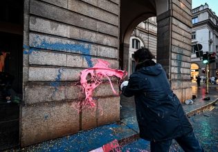 Ιταλία: Ακτιβιστές κατά της κλιματικής αλλαγές έριξαν μπογιά στη Σκάλα του Μιλάνου