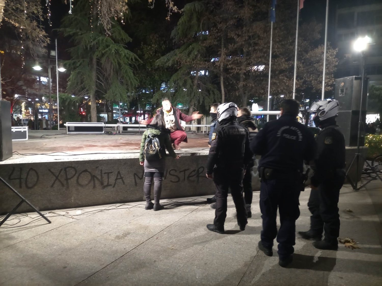 Λάρισα: Απειλούσε ότι θα αυτοπυρποληθεί στην κεντρική πλατεία – Πώς τον ακινητοποίησε η Αστυνομία